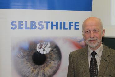 Prof. Dr. Norbert Körber vom Augencentrum Köln beim Aktionstag AUGE